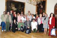   La presidenta de la Diputación, con los participantes en el programa. 