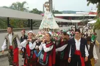  El Grupo Folklórico del CAC, seguido por socios y fieles devotos, llevó en procesión a la Virgen.