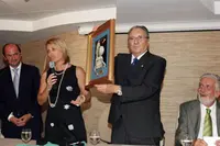 Manuel Antas muestra un regalo conmemorativo del importante acto.