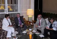 Ramos y De Lario conversan en presencia de Manuel Luis Rodríguez y Ana Rivas. 