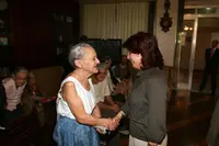 Pin conversó con los ancianos en la Sociedad de Recreo. 