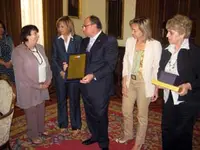  Enrique Martín entregó a los palentinos de Argentina un recuerdo de su viaje.