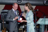 Santiago Camba recibe la medalla de oro del Hospital Español, de manos de su presidenta.