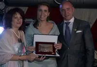 Camba, acompañado de Pin, entregó una placa de la Xunta a Andrea Paredes.