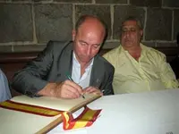  El secretario xeral firma el libro de visitas de la Casa de España junto a su presidente, Ramón Carrillo.