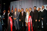 El consejero de Presidencia posa con gran parte de la directiva de la Casa de Madrid. 