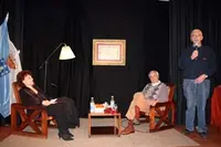  Alberto Portas oficiando de anfitrión. Detrás, Badi Lestani y Carlos Penelas.