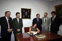 Pin firma el libro de visitas del Centro Galicia en presencia del consejero de Trabajo y directivos de la entidad.