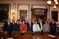 Pin, junto a dirigentes de la Federación de Sociedades Españolas y de la Comisión del Bicentenario.