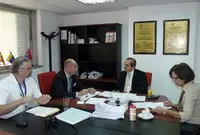 Alfredo Rajoy, gerente general de la FES; Santiago Camba, secretario xeral de Emigración; Francisco González Otero y Josefina Benítez Quintero, presidente y secretaria general, durante la reunión en la Fundación España Salud. 