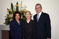Pilar Pin, junto al embajador, Rafael Estrella, y su esposa.