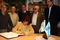 Pin firma el libro de visitas del Hogar Gallego de Domselaar.