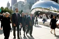  Los Herederos de la Corona, el alcalde de Chicago, y su esposa, en Millennium Park.