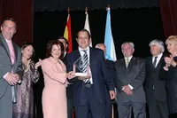  Luis Abellanal recibe el premio Colón 2009 de manos de Pilar Pin.