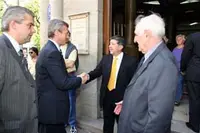 Jorge Herreros, gerente general, y Elías Fernández Pato, vicepresidente en ejercicio del Centro Gallego, reciben a Alfonso Rueda y a Alejandro López. 