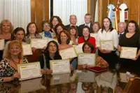  Farjas, Rueda, Camba y López, con los alumnos que recibieron el diploma de auxiliares de enfermería.