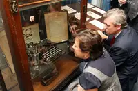  Farjas y Rueda observan detalles de una exposición sobre Castelao en el Centro Galicia.