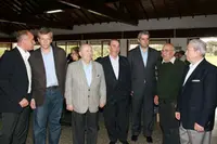  Rueda, Camba, López, los presidentes entrante y saliente del Centro Gallego, junto a otros asistentes al acto celebrado en Mar del Plata.