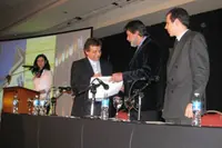  Gustavo Pulti recibi&oacute; un pergamino de manos de Guillermo Hern&aacute;ndez Cervi&ntilde;o.