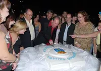  El presidente de la Hermandad corta la tarta del aniversario. 