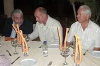  Manuel Sinde conversa con el secretario xeral de Emigración de la Xunta, Santiago Camba, en presencia del presidente del PPEV, Felisindo López, durante la cena que el CGPLC ofreció al alto funcionario gallego.