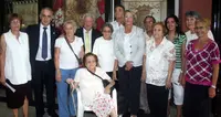 La presidenta de la Diputación de Salamanca, Isabel Jiménez, junto a algunos de los emigrantes salmantinos que residen en Cuba. 