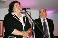  Guillermina Hernández, acompañada por Miguel Rueda, durante su discurso en la cena de bienvenida.