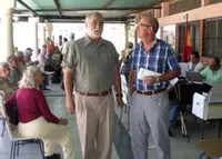  José Luis Naveira, vicecónsul honorario en Cumaná, conversa con el consejero de Trabajo e Inmigración, Manuel Luis Rodríguez, durante la jornada de actualización de datos llevada a cabo en la capital del estado Sucre.
