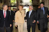  De la Vega entra en el Centro Asturiano, junto al presidente, José Antonio Nespral, al embajador y al consejero laboral.