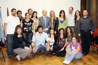   Félix Colsa posa con los jóvenes de las diferentes localidades que acudieron a la reunión. 