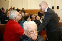 El secretario xeral saluda a los asistentes al acto.  