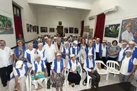 La comitiva canaria posó con el grupo Renacer.