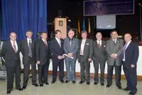  Los homenajeados, junto a los directivos del CAC.