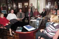  La junta directiva y representantes de los residentes en el Hogar Español.