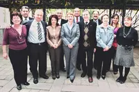   Consuelo Rumí y Pilar Pin -en el centro- posan con los miembros de la Comisión permanente.