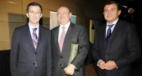  Núñez Feijó, Juan Ramón Quintás y Javier Guerra, durante la entrega del galardón.