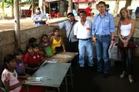  El director xeral de Relacións Exteriores, durante su visita a una escuela en Guatemala.