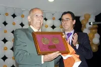  Martínez Maíllo entregó a Rabanillo una placa como recuerdo del 93º aniversario.