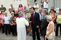 Tras la misa, Maíllo estuvo hablando con el cura. 