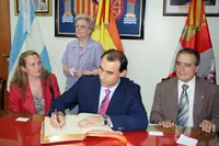  El consejero firmó el Libro de Honor de la centenaria institución.