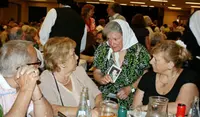  Nora Cortiñas, Madre de plaza de Mayo, conversa con otros invitados.