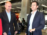 Feijóo y el secretario xeral de Emigración, Santiago Camba, en el aeropuerto de São Paulo.