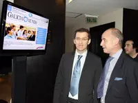  Feijóo y Camba posan ante la pantalla de \'Galicia en el Mundo\' en el Congreso.