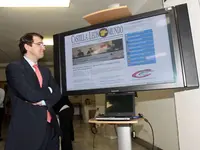 Alfonso Fernández Mañueco dedicó un momento para ver la pantalla de Castilla y León en el Mundo.