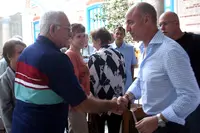  Camba saluda a uno de los coordinadores que asistieron al encuentro de la pasada semana.