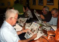  Los presidentes de sociedades gallegas leyendo &lsquo;Galicia en el Mundo&rsquo;.