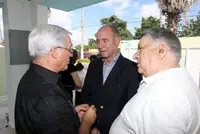 Santiago Camba conversa con algunos de los asistentes a la inauguraci&oacute;n de la sede.