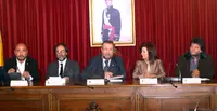  De izda. a dcha., Luis Vaamonde, Jorge Coscia, Jos&eacute; L&oacute;pez Orozco, Pilar Pin y Lois P&eacute;rez Leira, durante la presentaci&oacute;n del libro en el Ayuntamiento de Lugo.