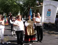  Miembros del Centro Asturiano portan el estandarte de la entidad.