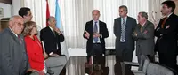 Santiago Camba, acompa&ntilde;ado por Alejandro L&oacute;pez Dobarro, junto a directivos de la Casa de Galicia de C&oacute;rdoba.